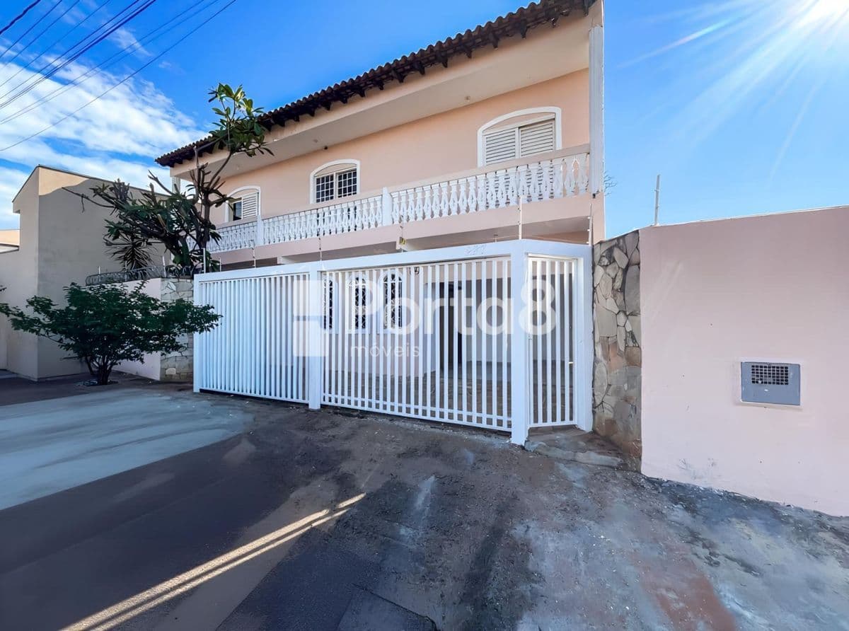 Casa 3 dormitórios com piscina no Parque das Flores II